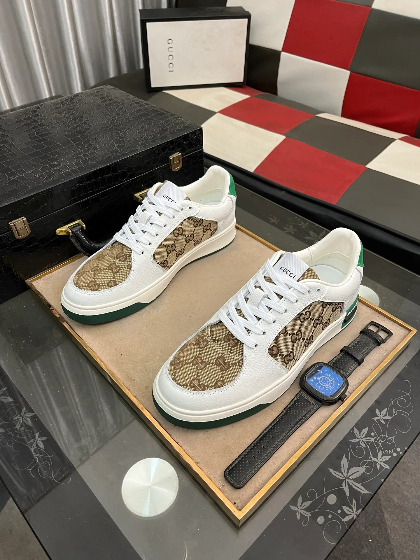 Men's shoes💰420⌚️⌚️[GUCCI] Gucci men's casual shoes are absolutely popular🔥The ultimate matching item for trendy men! The charm of super texture is unstoppable. This is the main recommendation. The upper is made of high-quality cowhide, with pig lining feet and wear-resistant rubber sole. It is noble and elegant! Extremely comfortable🎁🎁You can be as handsome as you want💪 Available in sizes 38-44 and 3️⃣colors